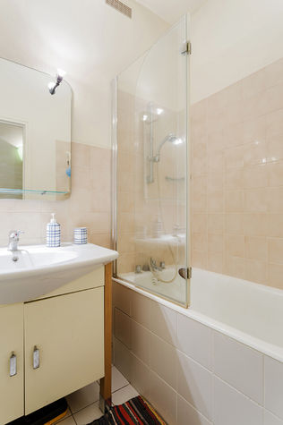 Une salle de bain claire et fonctionnelle