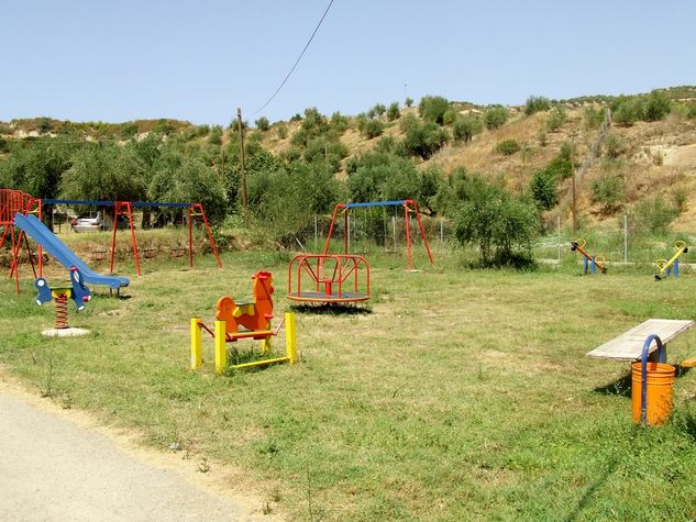 A nearby playground for the young ones?