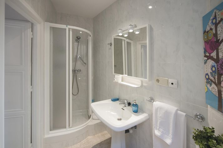 bano accesorio con tolallas ,gel -champu