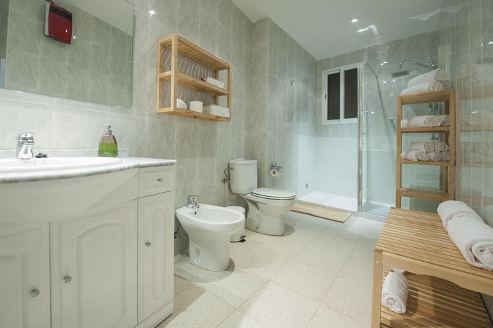 baño principal con toallas,secador de cabello,botiquin,champu-gel