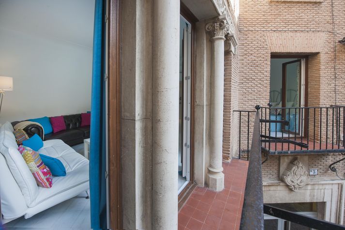 de balcon a balcon ,dormitorios y salon