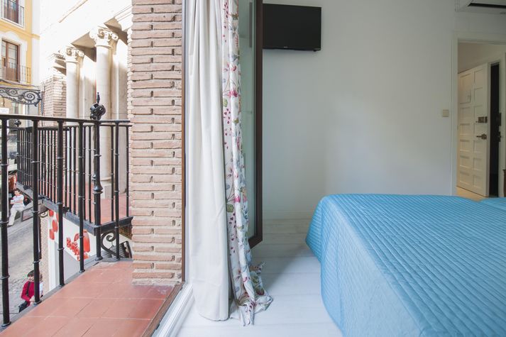 dormitorio con balcon a la calle principal de la ciudad