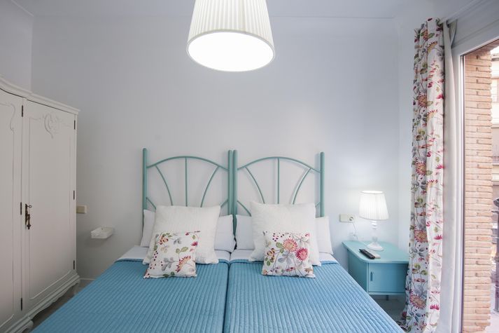 dormitorio romantico bañado por el sol