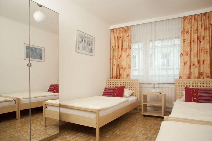 Bedroom witn 3 single beds