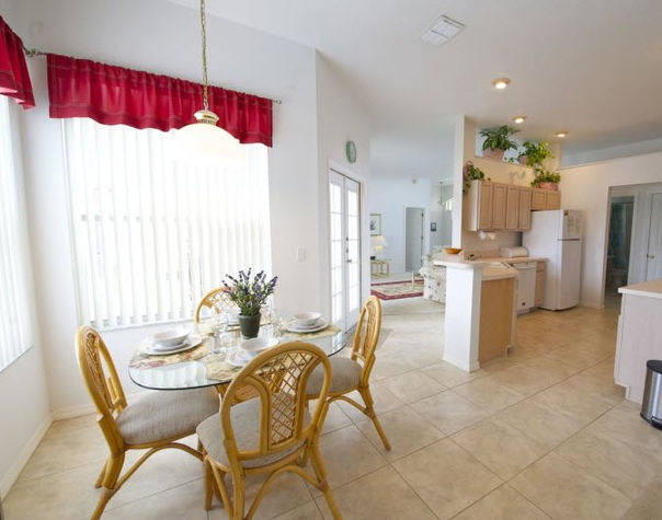 Fully equipped kitchen with breakfast nook