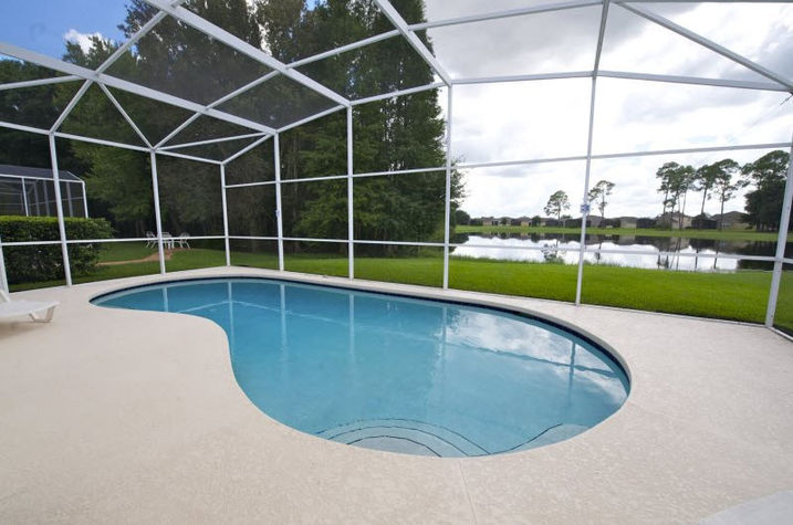 Private pool overlooking a pond, heating optional