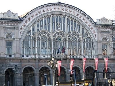 Train Station Porta Nuova: 5 min with Tram line 4
