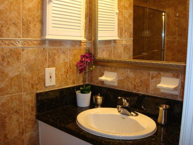 Guest bathroom 1