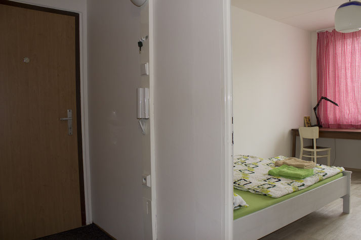 Sight from the hallway towards second bedroom
