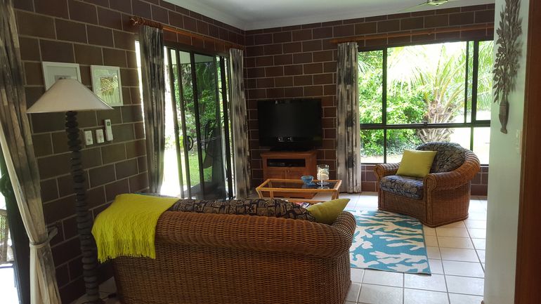lounge area with flatscreen and cable TV