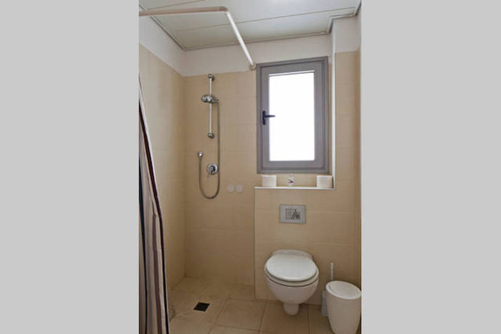 bathroom full equiped