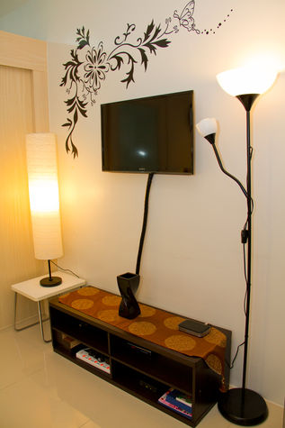 Living Area with 32inch HDTV with cable, wifi and DVD Player