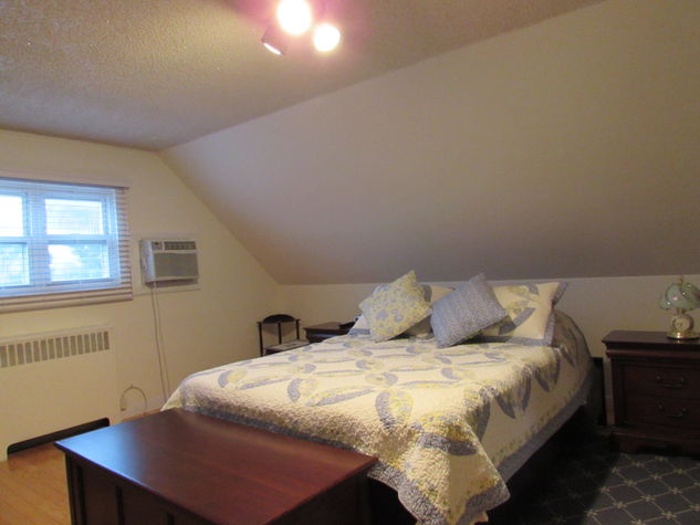 Large room w/queen bed