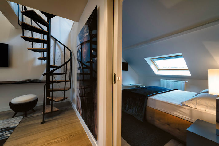 Bedroom with Queen Sized Bed / Flatscreen TV