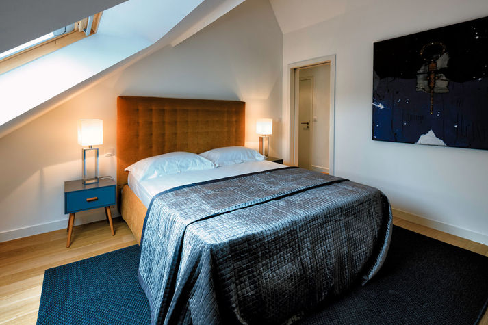 Bedroom with Queen Sized Bed / Flatscreen TV