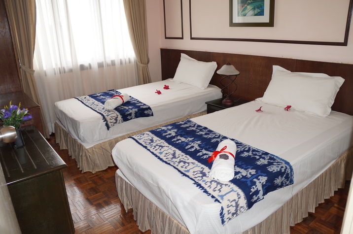 bedroom with 2 single beds